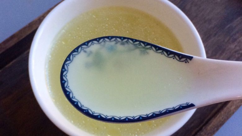 老火清汤: 梨玉米胡萝卜骨头汤,装了一碗清汤，味道很清甜。

喝下去的时候，能感觉到一种舒畅从喉咙透到胃里。