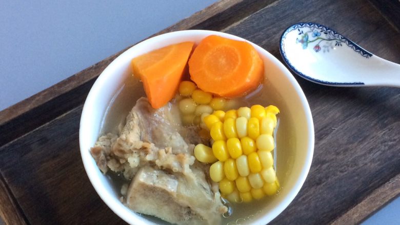 老火清汤: 梨玉米胡萝卜骨头汤,而且这样煲出来的骨头也特别好吃，肉质细嫩带着蔬果的清甜。