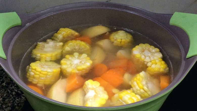 老火清汤: 梨玉米胡萝卜骨头汤,倒入玉米、胡萝卜、梨、姜片，重新烧开后转小火。