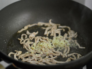 快手正餐 木耳青椒肉丝,锅里烧热油后下肉丝，炒至变色后加入姜蒜沫