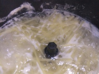 爽口土豆丝,放入开水锅里，加热二到三分钟，然后把土豆唠出