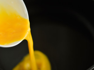 芝士培根卷,锅里倒入少许油，烧热后倒入蛋液