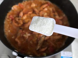 鸿运当头开背虾,3分钟后，打开锅盖，转中大火，待汤汁浓稠时，加一小勺细砂糖，一小勺细盐