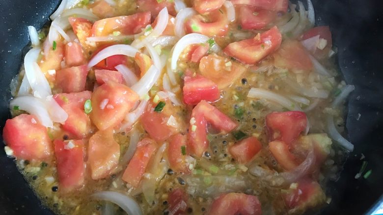 鸿运当头开背虾,翻炒至西红柿稍稍变软，并且有汤汁出来