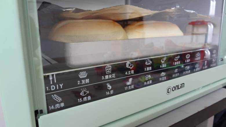  红豆牛奶哈斯,放入预热好的东菱DL-K30A烤箱中，上火170下火180烘烤20分钟就可以了，中途上色可以加盖锡纸