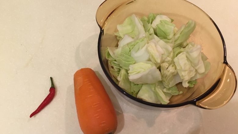 臭豆腐之台式泡菜,高丽菜切3x3cm大小