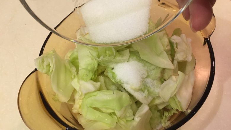 臭豆腐之台式泡菜,把盐加到高丽菜里做杀青的动作