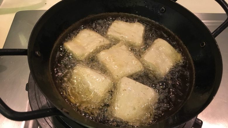 臭豆腐之台式泡菜,第一次炸！高油温下锅2分钟不要动，之后翻面再两分钟捞起。