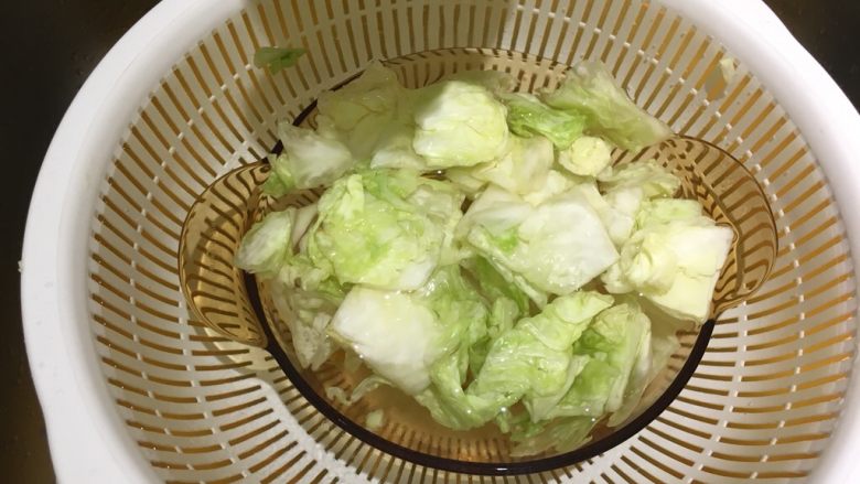 臭豆腐之台式泡菜,压了一刻钟的高丽菜用水冲洗掉盐
