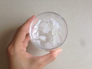 蝶豆花益力多,杯子里倒入无色冰块。