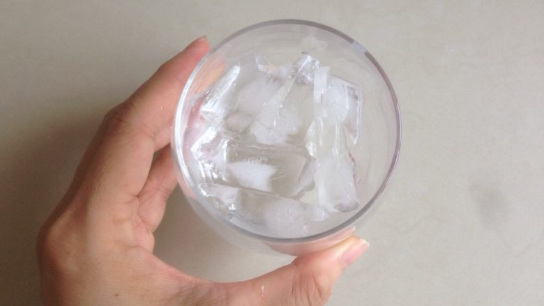 蝶豆花益力多,杯子里倒入无色冰块。