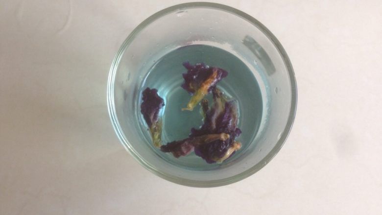 蝶豆花益力多,五朵蝶豆花放入杯中倒入热开水。