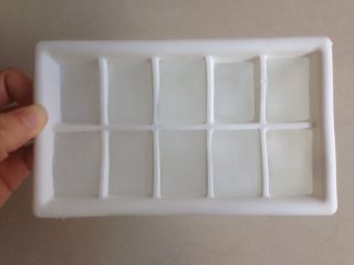 蝶豆花益力多,用冷开水倒入冰格里放入冰箱冷冻层，做无色冰块。