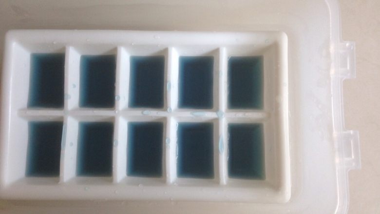 蝶豆花益力多,水放凉后，倒入冰格里放入冰箱冷冻层，成蓝色冰块。