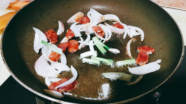 快手菜，腊肉番茄豆腐汤,加入腊肠煸香，加入葱头、番茄翻炒