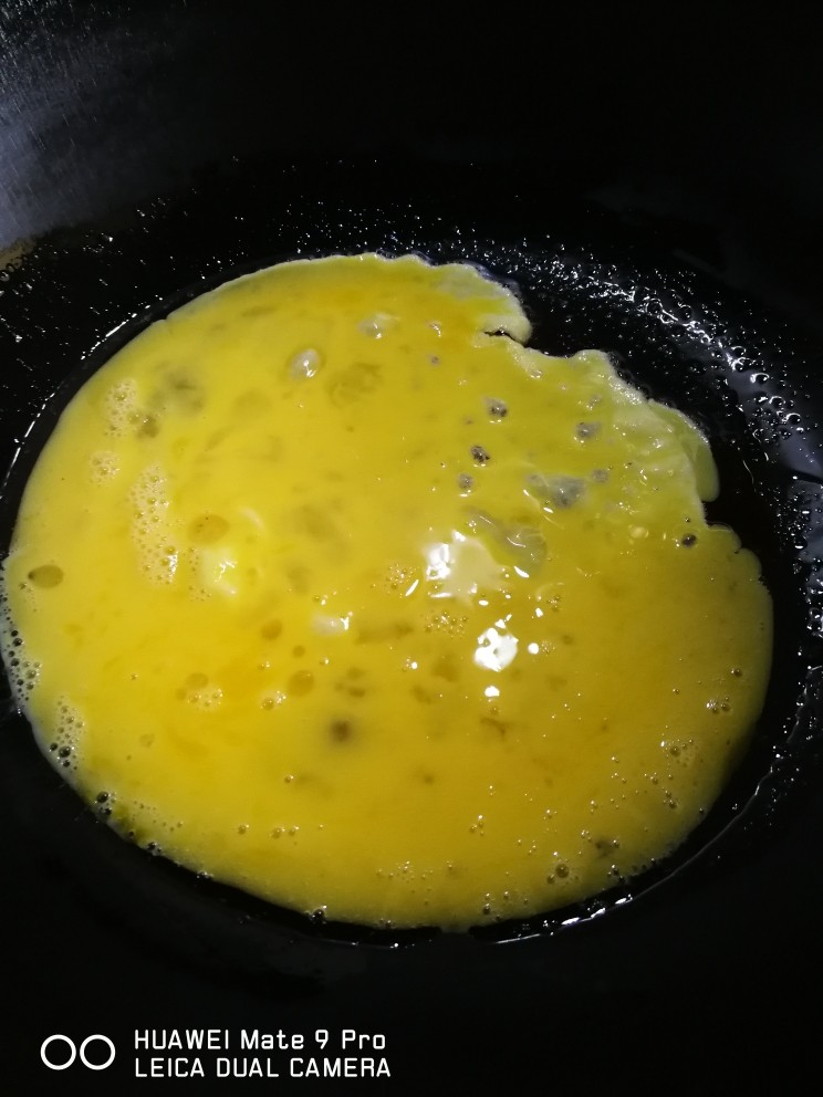 酱炒饭,另外，用平底锅把二个鸡蛋炒一下，备用。