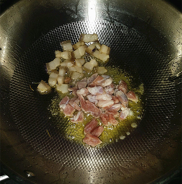 杭椒毛豆米小炒肉,看，锅内的油比图4要多出不少吧，然后下入瘦肉丁