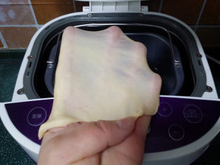 蓝莓酱玫瑰花面包#一次揉面&一次发酵#,当揉至光滑后，取块小面团检查下扩展情况，可以拉出透明簿膜即可