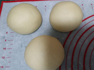 蓝莓酱玫瑰花面包#一次揉面&一次发酵#,秤好总量后，先减去400克（我做了其它造型面包），然后再剩余面包分成三等份