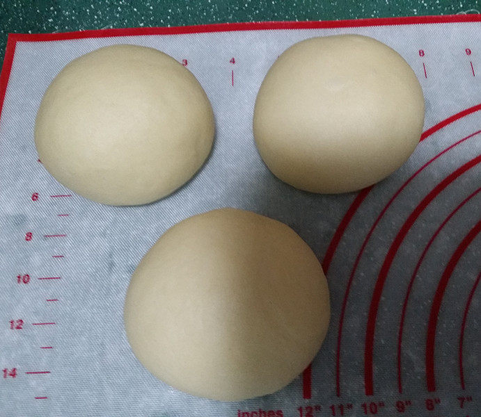 蓝莓酱玫瑰花面包#一次揉面&一次发酵#,秤好总量后，先减去400克（我做了其它造型面包），然后再剩余面包分成三等份