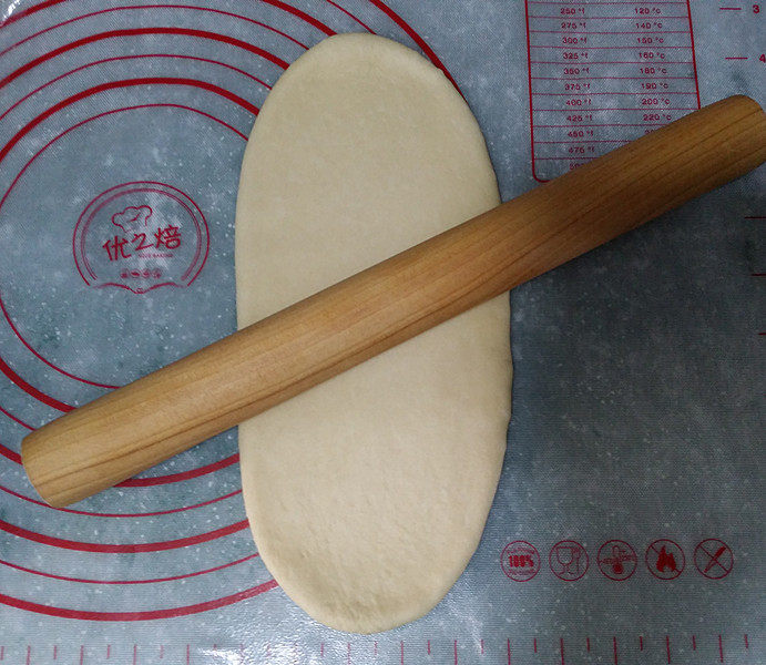 蓝莓酱玫瑰花面包#一次揉面&一次发酵#,取一份圆球用擀面杖，擀成长舌状