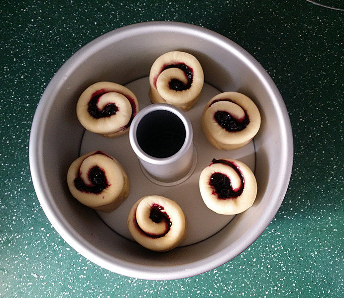 蓝莓酱玫瑰花面包#一次揉面&一次发酵#,切面朝下放入8寸中空蛋糕模具中