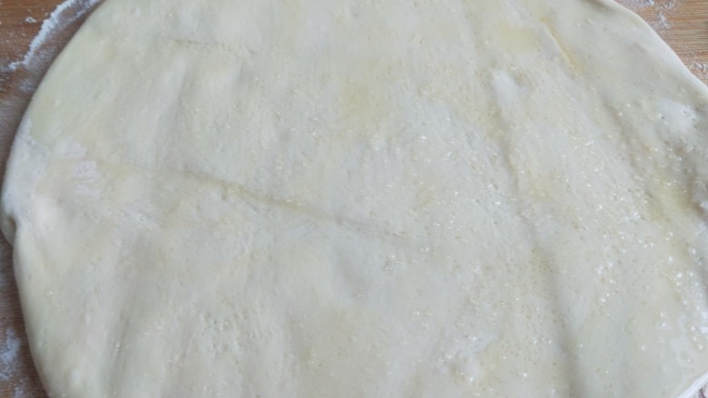 快手早餐  鸡蛋沾饼,擀成大面皮撒上适量盐，刷上食用油卷成卷，在切成小剂子。