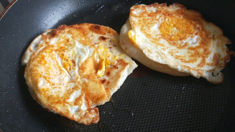 快手早餐  鸡蛋沾饼,要小火慢煎鸡蛋熟了为止。