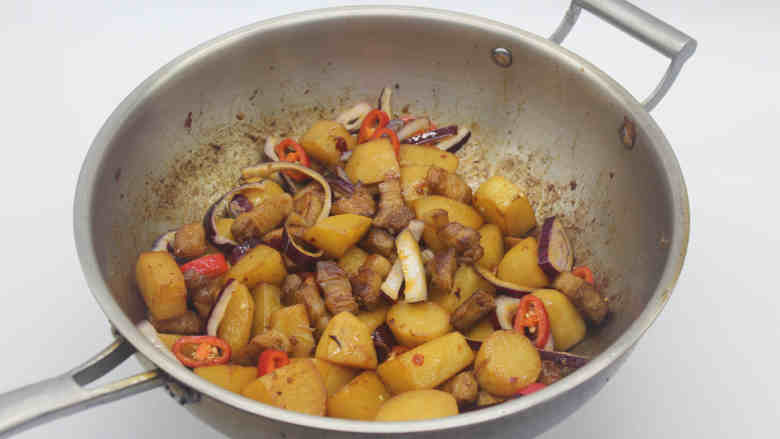 土豆焖五花肉,起锅时加盐调味即可。