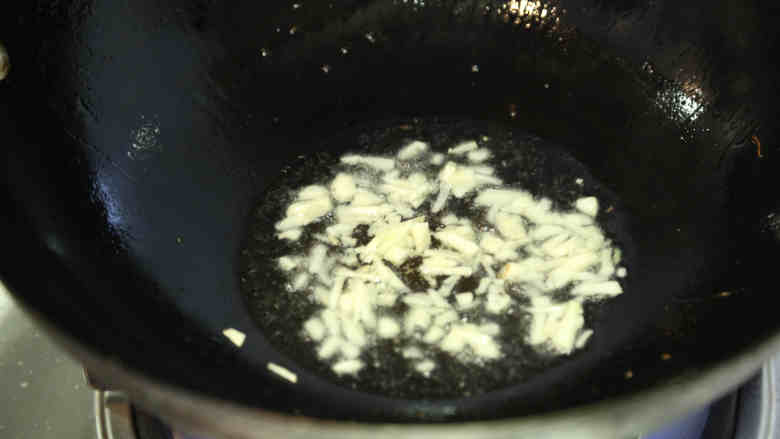 沙茶香煎杏鲍菇炒茄子,原过油的锅里把多余的油盛出，锅里留一点，爆香蒜碎；