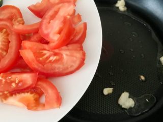 快手正餐 番茄炒西葫芦,热锅热油先下蒜炒出香味，再下西红柿。