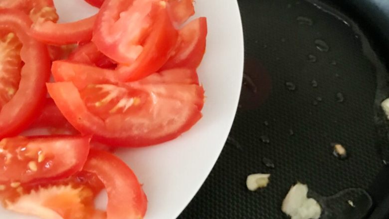 快手正餐 番茄炒西葫芦,热锅热油先下蒜炒出香味，再下西红柿。
