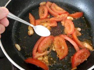 快手正餐 番茄炒西葫芦,西红柿炒出沙加点糖调味提鲜，并可中和西红柿的酸。