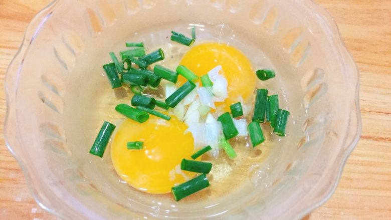 家常菜+秋葵炒鸡蛋,鸡蛋加入香葱