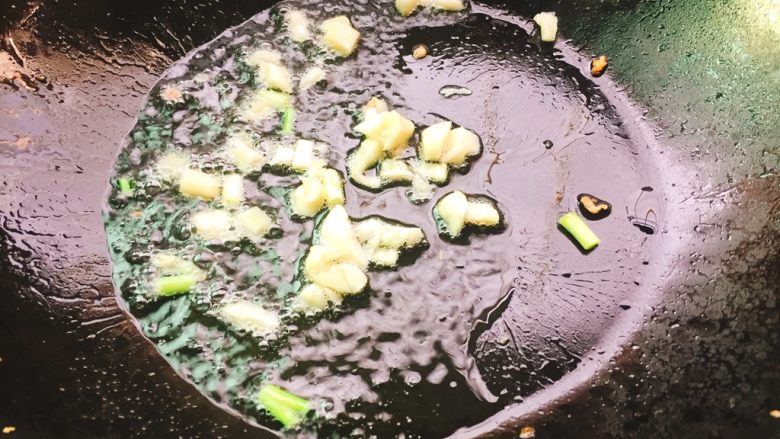 家常菜+秋葵炒鸡蛋,起油锅，放入蒜头爆香。