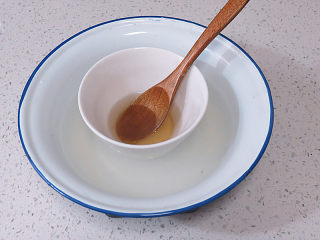 快手小食 【日式豆腐布丁】,泡软的吉利丁片隔热水化开