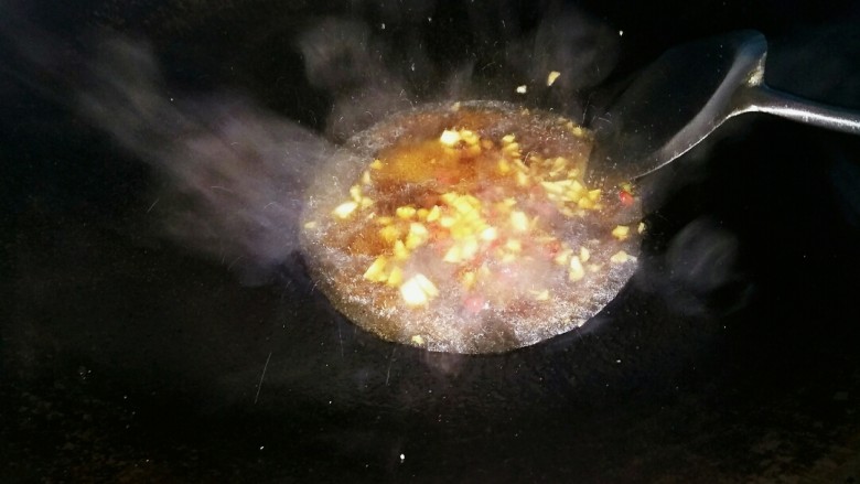 快手小食+凉拌秋葵,再把所有的用料调好，热锅后把它倒下去，烧开