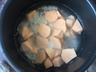红薯绿豆汤,加入适量清水