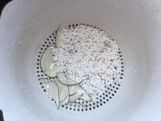 红薯绿豆汤,西米和海底椰放入网筛中用水冲洗一下，不要搓洗

