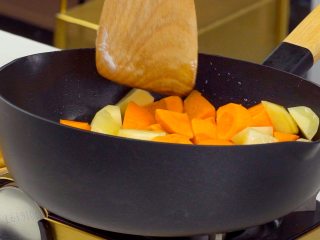 浓香咖喱鱼丸,炒锅放少许猪油烧热，放入土豆煎炸，再放入胡萝卜块，炒出红油