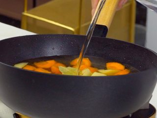 浓香咖喱鱼丸,胡萝卜土豆加入香叶，倒入清水没过食材，加盖，大火煮沸后转小火炖煮十几分钟