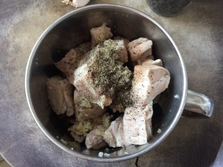 黑椒排骨,将处理好的排骨放入锅里，加入白砂糖、盐、蒜末、黑椒碎、茴香、蚝油、美极鲜味汁