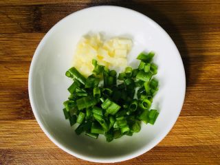 丝瓜蛋汤,葱蒜洗净切成末备用