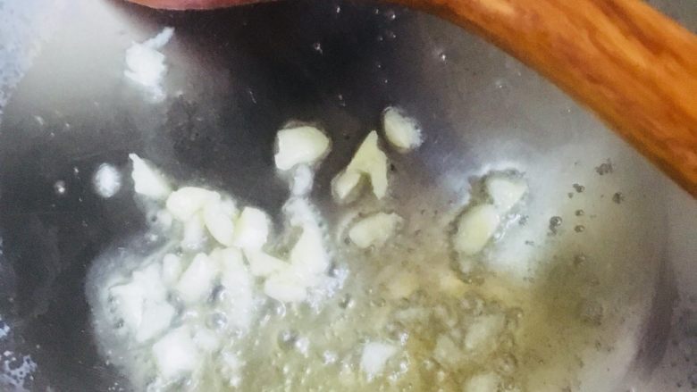 丝瓜蛋汤,放入蒜末爆香