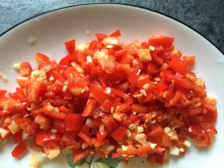 腌黄瓜,红尖椒切成细粒，大蒜同样切成细粒。
