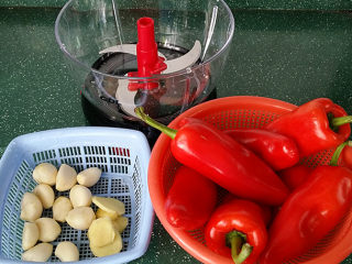 自制蒜蓉剁椒,备好食材，生姜、蒜头和红辣椒洗净，并擦干表面的水份