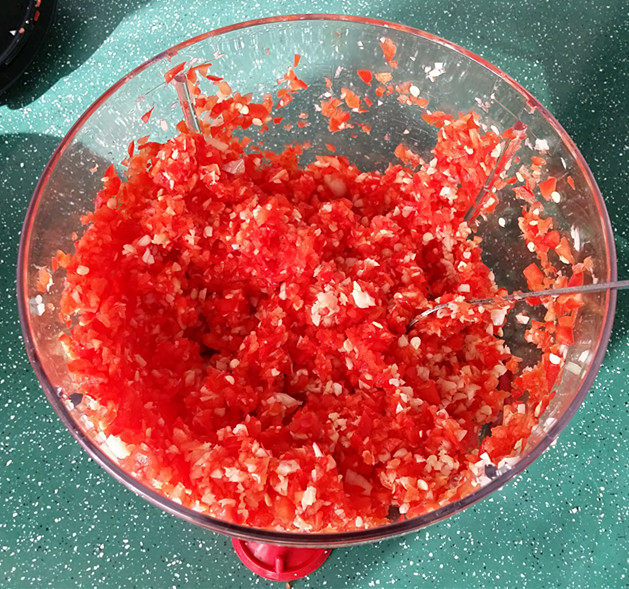 自制蒜蓉剁椒,接着将之前研磨好的蒜蓉，倒进去小勺翻拌均匀