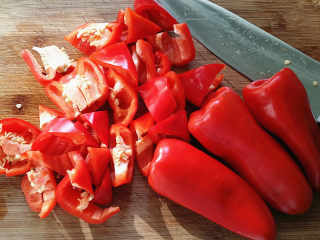 自制蒜蓉剁椒,然后将擦干的红辣椒，去蒂放至案板上，用刀切成大块