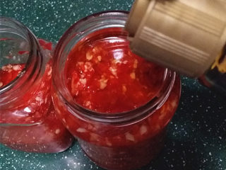 自制蒜蓉剁椒,接着将它们舀入干净的瓶中，不要装满，最后在剁椒上面倒入适量香油