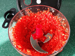 自制蒜蓉剁椒,将其研磨成辣椒碎；没有料理机，直接用刀剁，过程会比较辛苦